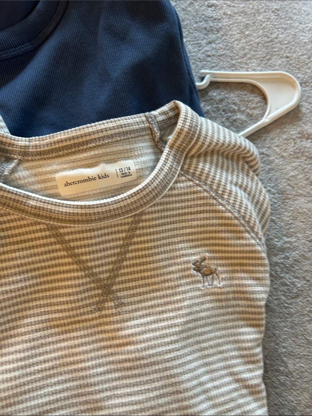 Bundle of 8 long sleeve boys Abercrombie shirts. - Picture 5 of 7